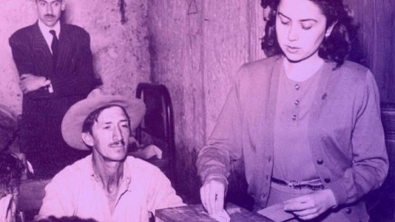 Mujer en 1953, ejerciendo su derecho a votar