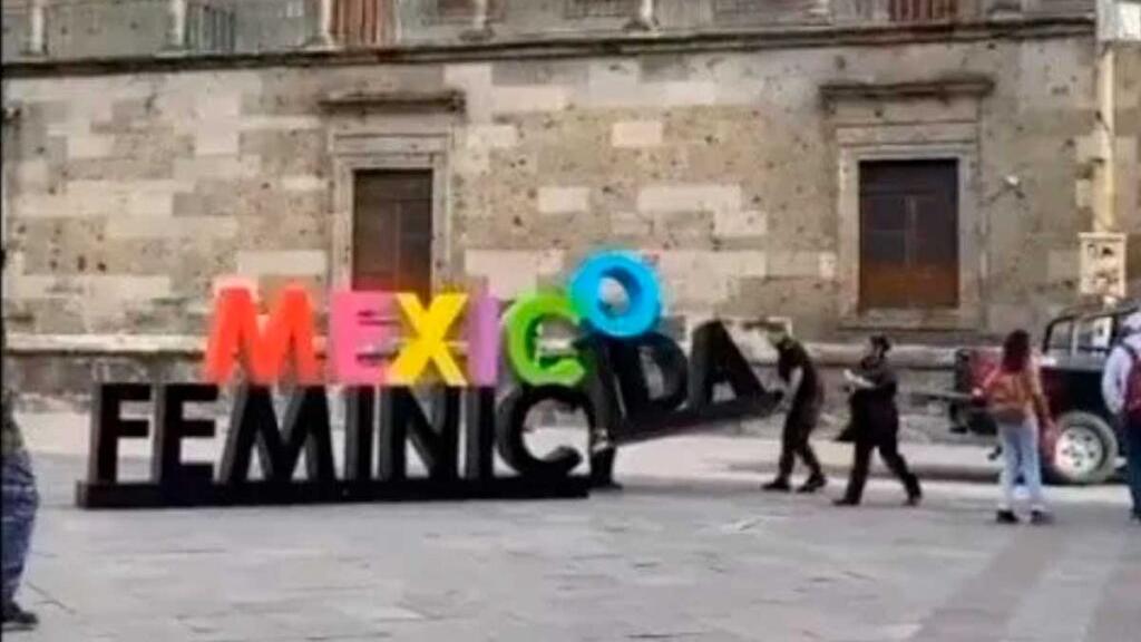 Letras monumentales de México feminicida en el centro histórico